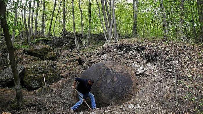 В Боснии нашли неизвестный гигантский шар