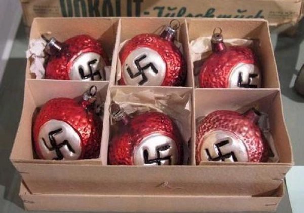 фашисткие новогодние игрушки