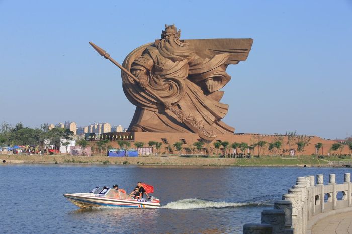 В Китае появилась огромная статуя древнего полководца Гуань Юя 