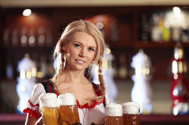 Октоберфест девушка с пивом