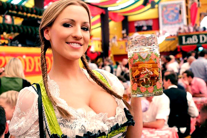 Октоберфест девушка с пивом