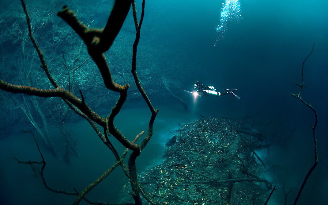 Фотограф из России обнаружил реку, текущую... под водой (12 фото)