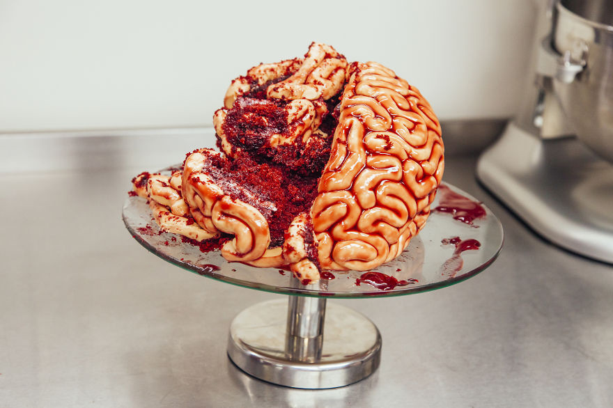 восхитительно-ужасный торт в виде свежих мозгов