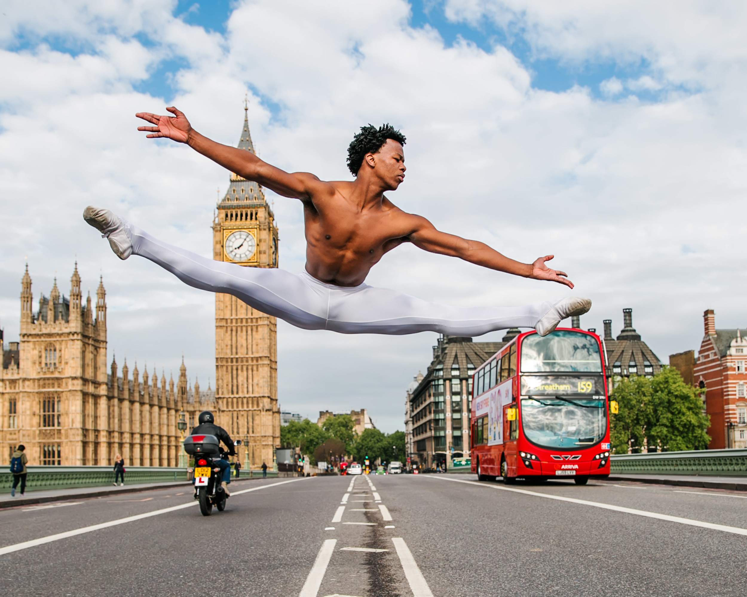 Публично: стриптиз и йога на улицах большого города