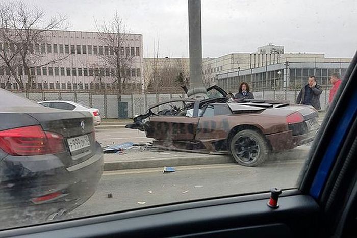Lamborghini бойца ММA Адама Яндиева врезался в столб в Москве