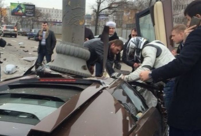 Lamborghini бойца ММA Адама Яндиева врезался в столб в Москве