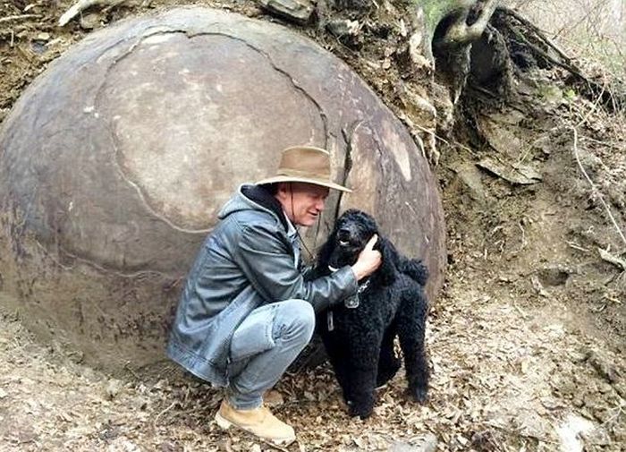 В Боснии нашли неизвестный гигантский шар