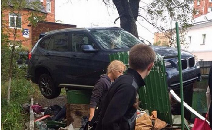 Во Владивостоке кроссовер BMW «оседлал» мусорные баки