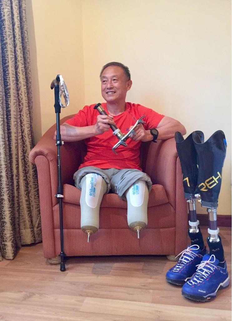 69-летний безногий онкобольной альпинист покорил Эверест